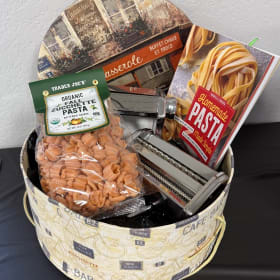 Pasta maker , pasta recipe book, pasta item