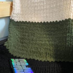 Couverture de type jeté tricotée à la main item