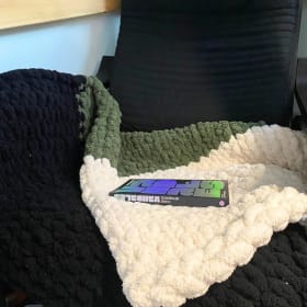 Couverture de type jeté tricotée à la main item