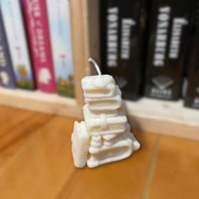 Bougie pile de livres item