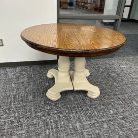 Formica Top Round Dinner Table with 4 Leaves item