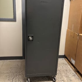 #08 Grande armoire grise/1 porte sur roulette item