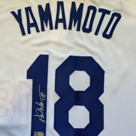 Yoshinobu Yamamoto Autographed Jersey item