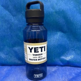Yeti dark blue Yonder water bottle item