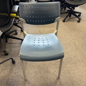 #02- Chaise en plastique sans roues item