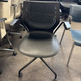 #04 - Chaise sur roues en plastique/dossier mèche item