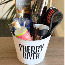 No23:  Distillerie Cherry River panier Cadeau M-Antoine L. item