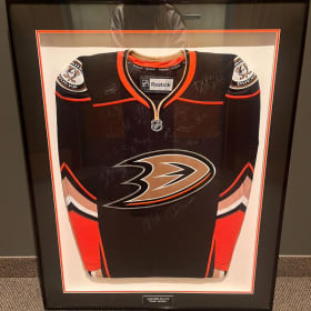 S4 - Anaheim Ducks Team Signed Jersey, Framed item