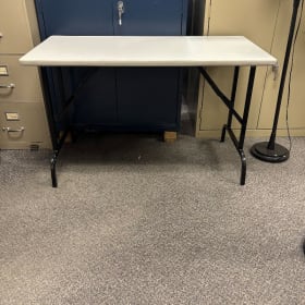 #25 Table pliante en bois  - 4 pieds de long item