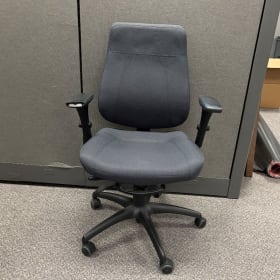 #32 Chaise bleu/gris en tissue sur roues item