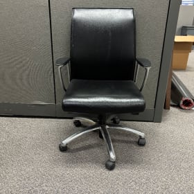 #35  Chaise noir en cuir sur roues item