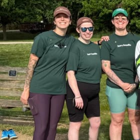 MEDIUM green tshirt item