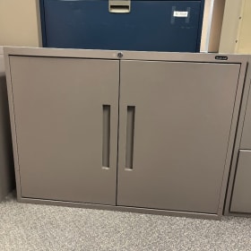 #41 Demi armoire beige 2 portes item