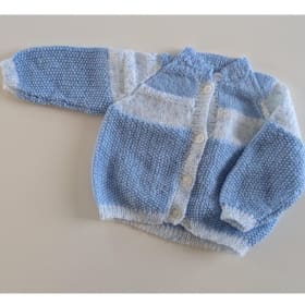 Petit gilet en laine bleue tricoté à la main item