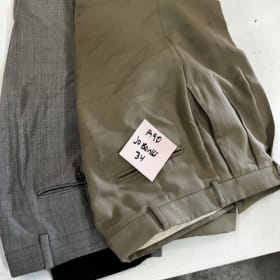 A90- JoS Banks Men size 34 pants item