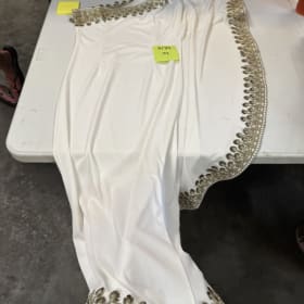 A139 medium white dress item