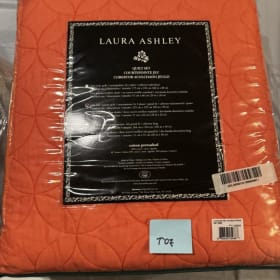 T07- NIP Coral Color Full bedspread item