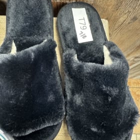 T79 new size 7/8 slippers item