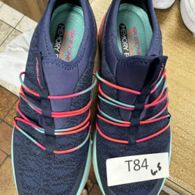 T84 sketchers size 6.5 item