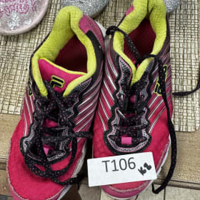 T106 size 2 Fila shoes item