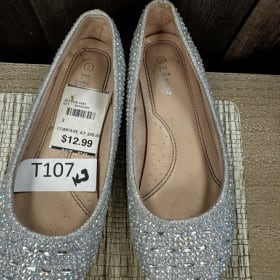 T107 size 2 shoes item