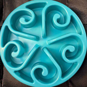 Small slow feeder item