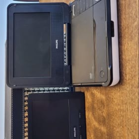 Lecteurs DVD portatifs et lot de DVD pour enfants item