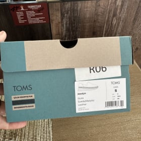 R06 Toms size 5 New item