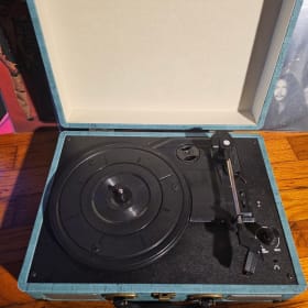 Record player and 6 albums item