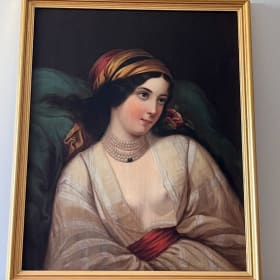 Portrait de femme au collier item