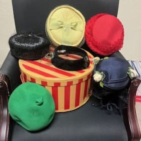 Lot of Ladies vintage hats item