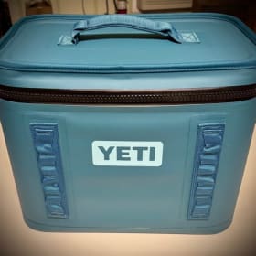 YETI HOPPER FLIP Cooler + 10 oz wine tumbler (2) item