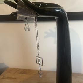 Ensemble collier et boucles d'oreilles item