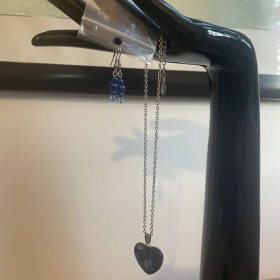 Ensemble collier et boucles d'oreilles item