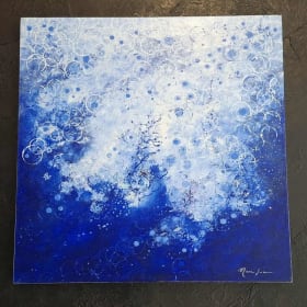 43. Bleu, blanc, bulles / White, blue, bubble item