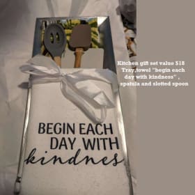 Kitchen gift set Value $18 item