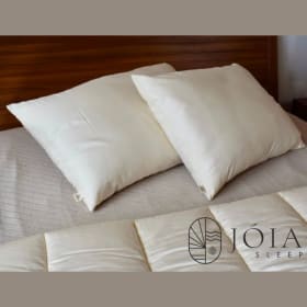 Wool-filled pillow from Jóia Sleep item