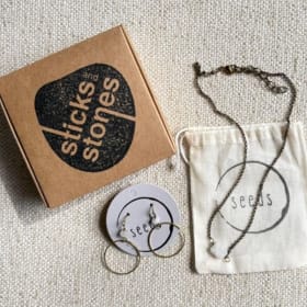 ARTISANAL: Handmade earings and necklace item