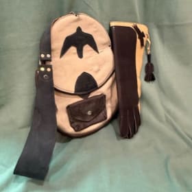 Traditions Hawking Bag and Eagle Gauntlet item