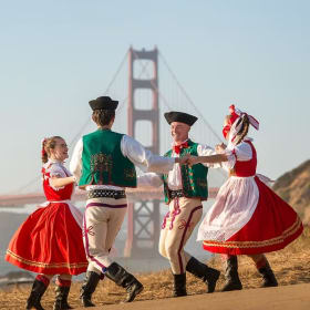 Lowiczanie performance item