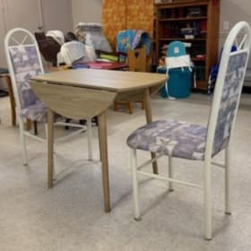 Table with drop leaf and 2 chairs item