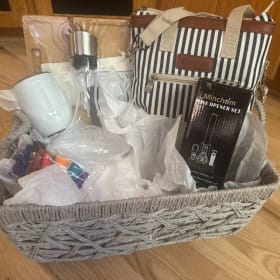 Rooms 3/4: Wine Basket item