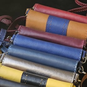 Cross-body wallet with sides. Maroon/red item