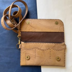 Cross-body wallet with tulips item