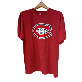 Chandail et casquette autographiés par Kirby Dach item