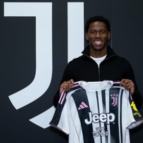 Signed 2025/26 Jonathan David Juventus jersey item