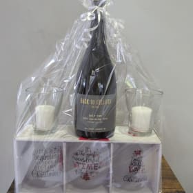 Back 10 Cellars Smitten wine and glasses item