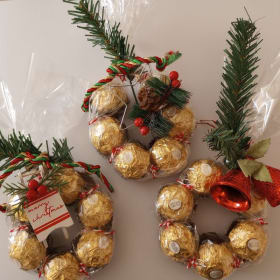 Chocolate wreath with mini ornament item