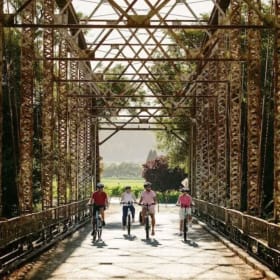 E-Bike Wine Tasting Tour/Picnic Lunch & Tasting at Mounts item