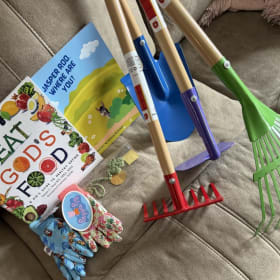 52 - Gardening Gift Set - Jasper Roo By: Chauncey McCormick item